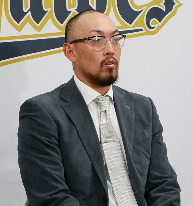 ２年契約を終えた４０歳の平野は５５００万円減の１億６５００万円で更改。今季は１２試合の登板にとどまった。けがにも苦しんだ１年を振り返り、「悔しいシーズン」などと語った。（金額は推定）＝２日、大阪市内