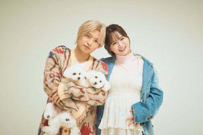 妊娠中のゆうこすさんと夫・たなかさんの家族写真。愛犬2匹も一緒に。