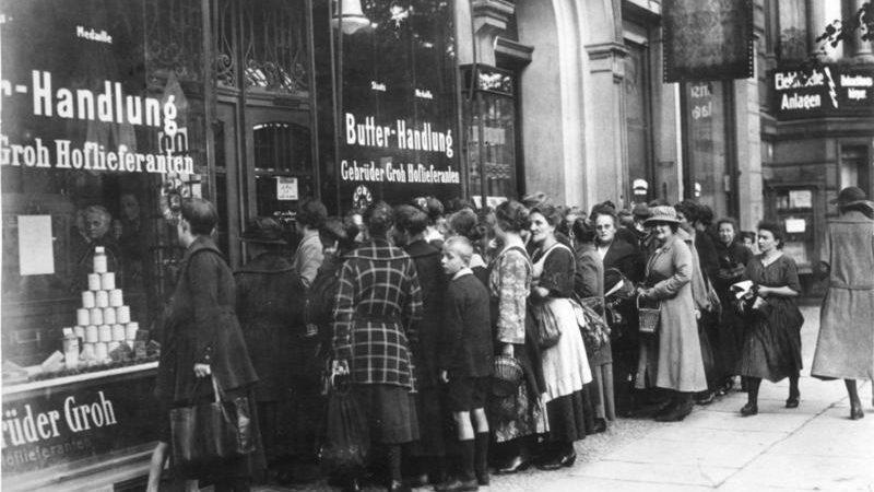 1923年、刻一刻と通貨の価値が下落するため食料品店に殺到するベルリン市民　Photo： Wikimedia Commons