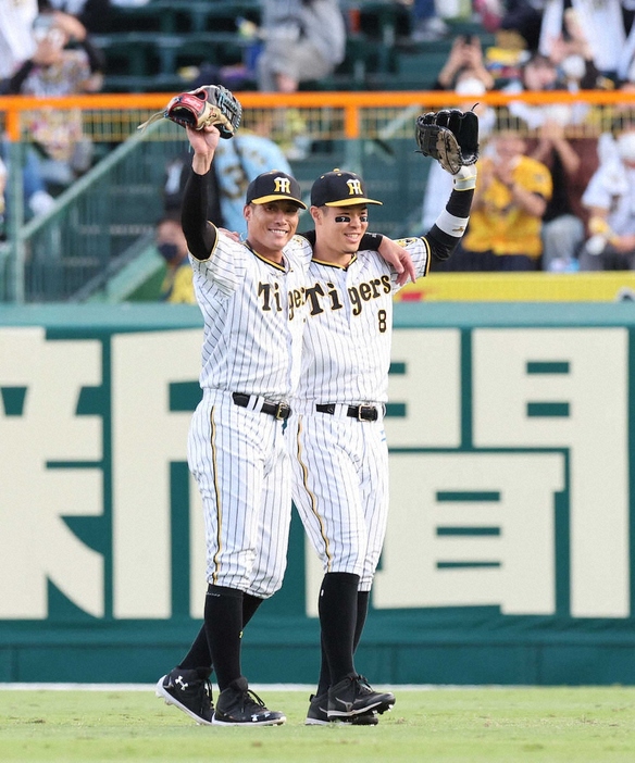 22年はチームメートとして勝利に貢献した阪神の糸井（左）と佐藤輝