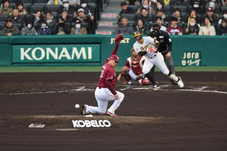 今春オープン戦で阪神・井上に安打を浴びる田中将＝3月、甲子園球場