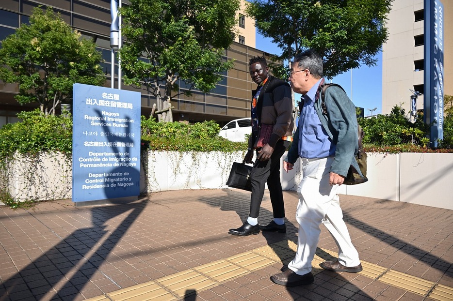 仮放免の延長手続きのため名古屋入管に向かうアデバ・トレゾワさんと身元保証人の古池幸生さん＝2024年11月6日、加藤直人撮影