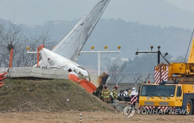 事故現場で作業する関係者ら＝30日、務安（聯合ニュース）