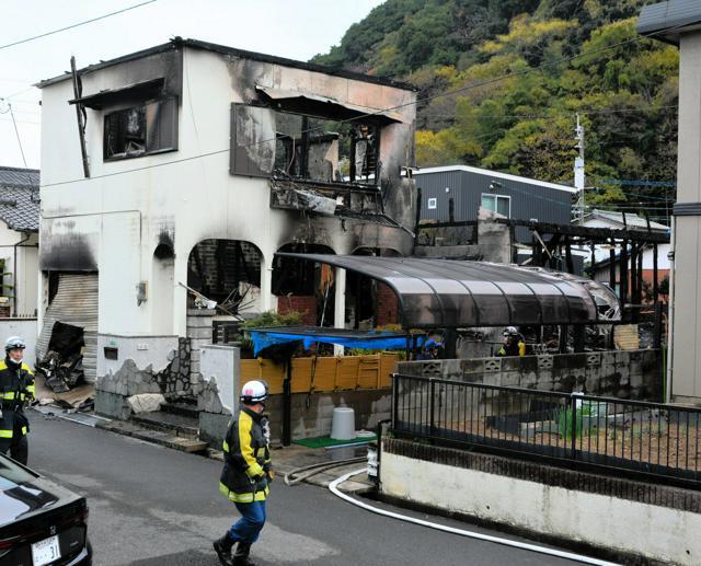 火災が発生した住宅=2024年12月11日午前9時3分、北九州市八幡西区三ツ頭2丁目、興津洋樹撮影