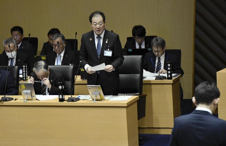 松山市議会の一般質問でバスタの概算事業費などについて答弁する野志克仁市長＝5日午前、市役所（撮影・永野孝佳）