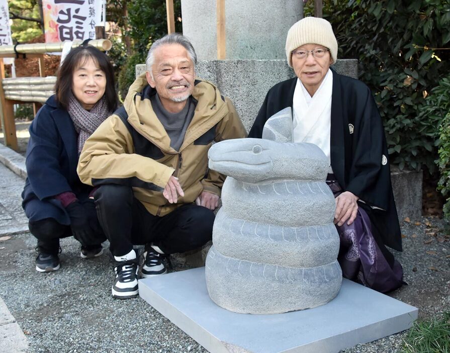 十二支最後の「巳（み）年」の石像を奉納した西巻さん（中央）と草山分祠長（右）＝２０日、出雲大社相模分祠