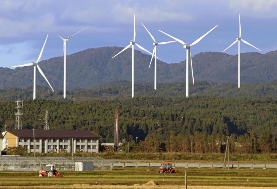 青森県内の森林に設置されている風車。既存施設は課税対象外＝2023年10月