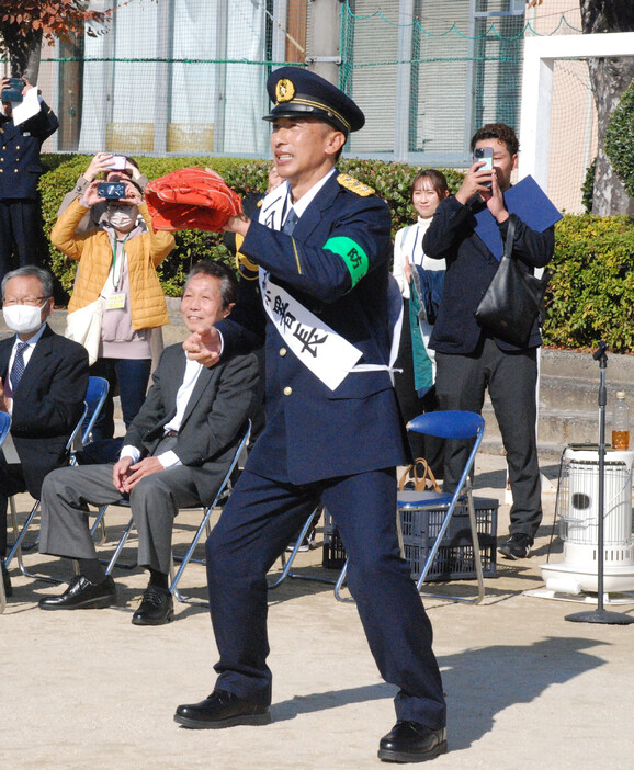 大阪府警摂津署は２日、摂津市歳末特別警戒隊の発隊式で、元阪神タイガース監督の矢野燿大さんを一日署長に任命した。同市の小学生らとキャッチボールして、防犯を呼び掛けた。