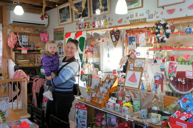 子育ての合間に、ランチを提供する店主のヴァンデンドール・セーラさん=2024年12月11日午後、岩手県宮古市田老野原、長谷文撮影