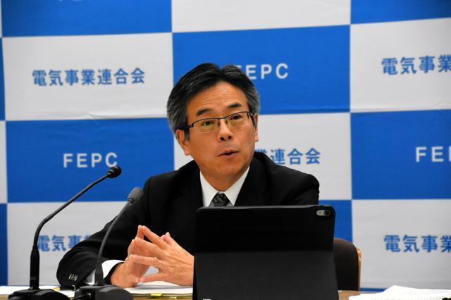 記者会見する電気事業連合会の林欣吾会長=2024年12月20日、東京都千代田区、三浦惇平撮影