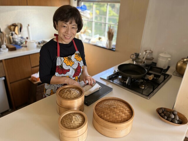 「換気扇上におくことはメーカー的にはNGかもしれませんが……。乾燥させるというよりも、ここがさっと取り出しやすく、使いやすい。わたしの収納場所としてはベストなんです」。