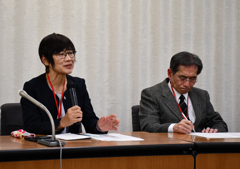 緊急要望書の提出について記者会見する「認知症の人と家族の会」代表理事の鎌田松代さん（左）と、2023年8月から妻の泰子さんが行方不明になっている鳥取県米子市の荒川勉さん＝東京都千代田区で2024年12月12日午前11時43分、銭場裕司撮影