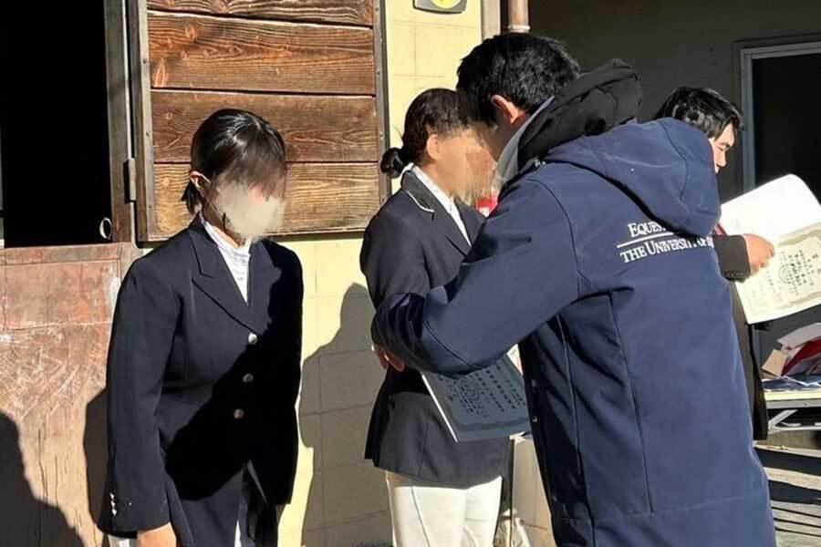 緊張感が漂う表彰式。後ろには馬房が【写真提供：成蹊大学体育会馬術部（@seikeiuma）】