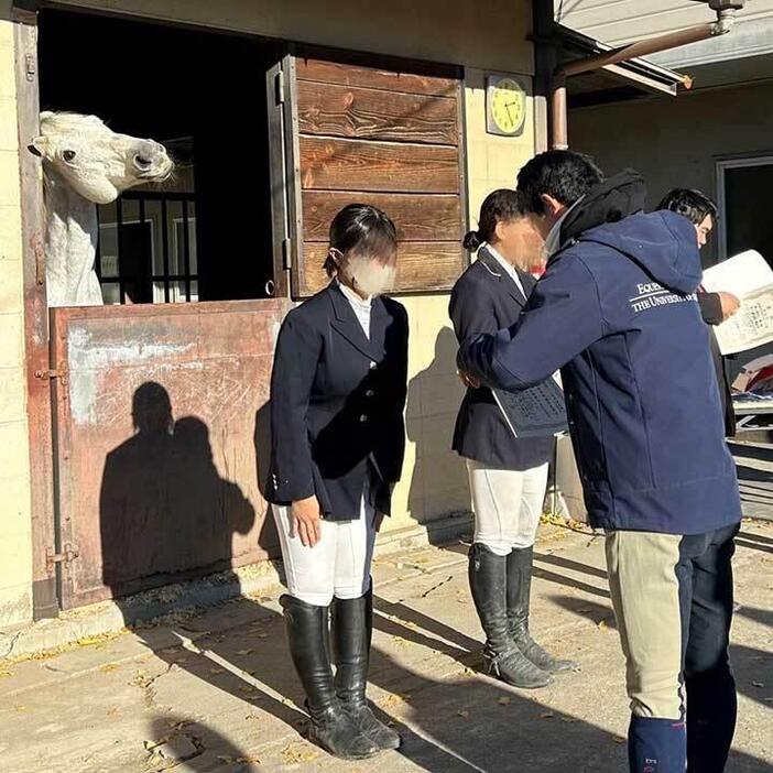 表彰式の背後で…小首を傾げるアレンデール号【写真提供：成蹊大学体育会馬術部（@seikeiuma）】