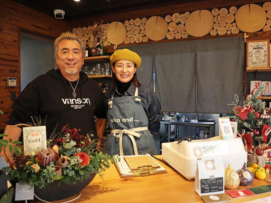 店主の吉本直樹さん（左）と妻の智恵子さん