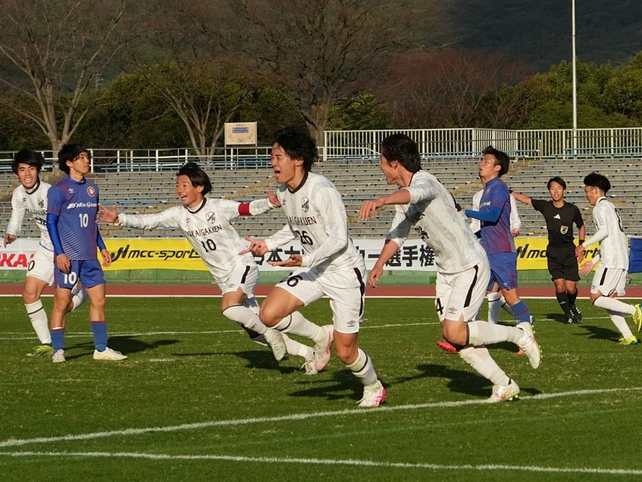 DF大塚一希(3年=神戸弘陵高)が劇的な決勝ゴール(Tatsuya TAKEUCHI/GEKISAKA)