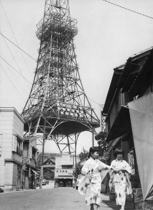 1958年7月、完成間近の東京タワー近くを歩く着物姿の2人の少女