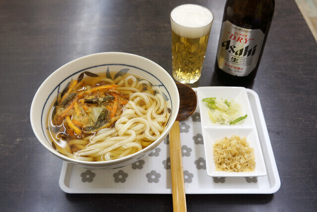 横浜にある「朝うどん 藤田」の朝うどんに野菜かき揚トッピング