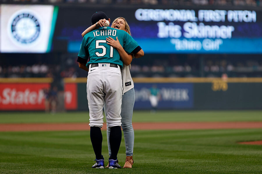 2022年8月26日のガーディアンズ戦でスキナーさんとハグするイチロー氏【写真：Getty Images】