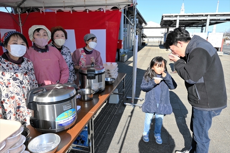 道の駅南相馬でおしるこを味わう親子