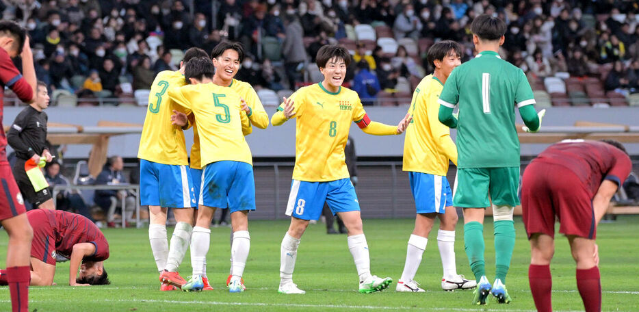 京都橘に勝ち、喜ぶ帝京の選手たち（カメラ・今西　淳）