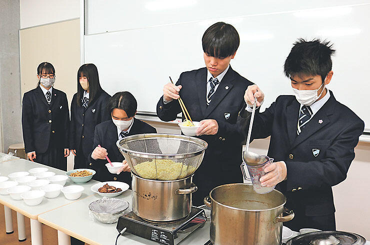 猪骨ラーメンを用意する生徒