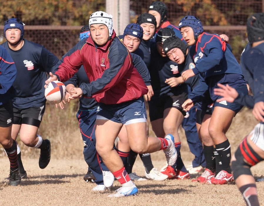 実戦形式の練習を行う常翔学園・井本章介（中央）ら（撮影・亀井　直樹）