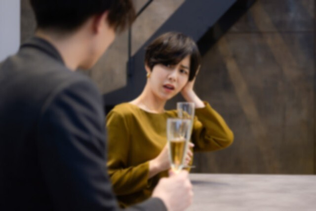 カウンターで飲んでいたら、突然話しかけられて妻のグチを…。写真はイメージです（kapinon/stock.adobe.com）