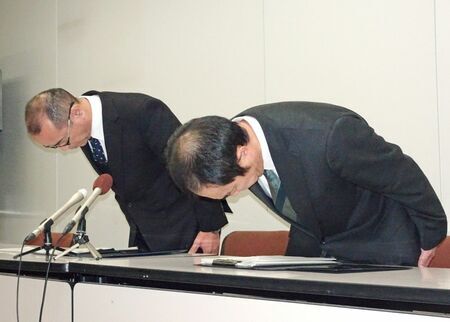 中学教諭の懲戒免職について、会見で謝罪する県教育委員会の嘉村直樹副教育長（左）と岡祐一郎教職員課長＝県庁