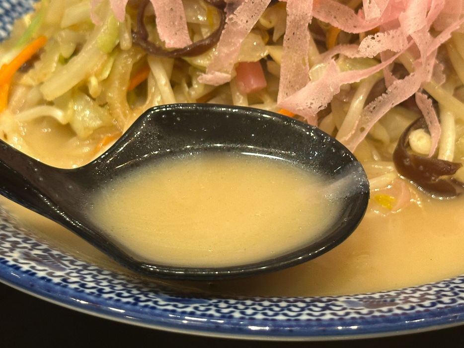 鶏骨と豚骨を長時間炊いて、カエシを加えたスープ