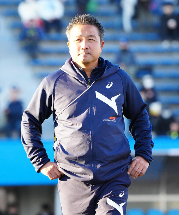 東北学院対滝川二　試合後、あいさつに向かう滝川二の小森監督（撮影・江口和貴）