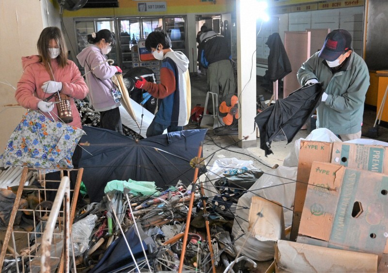 廃材を撤去する鼓阪地区活性化チームのメンバー＝奈良市今小路町で2024年12月26日午後1時10分、山口起儀撮影