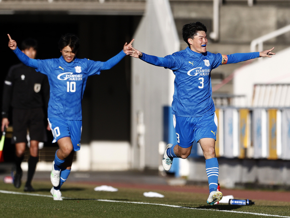 キャプテンDF阿部幹大(3年)が勝ち越しゴールを挙げた(写真協力『高校サッカー年鑑』)(HIGH SCHOOL SOCCER YEARBOOK)