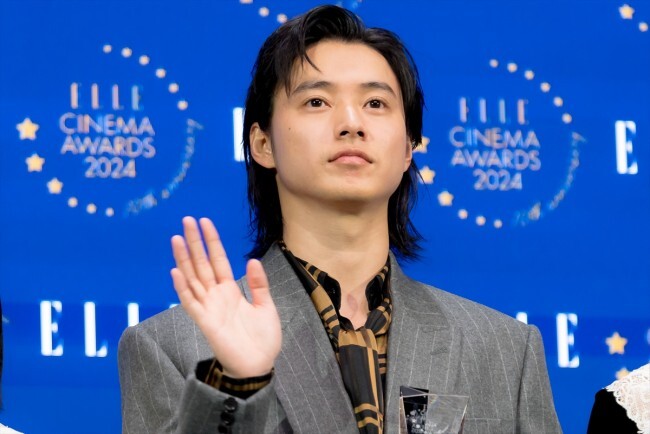 山崎賢人、『ELLE CINEMA AWARDS 2024』授賞式に登場