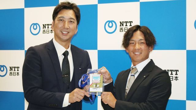 藤川球児監督とドラフト1位で入団した伊原陵人投手【写真：時事】