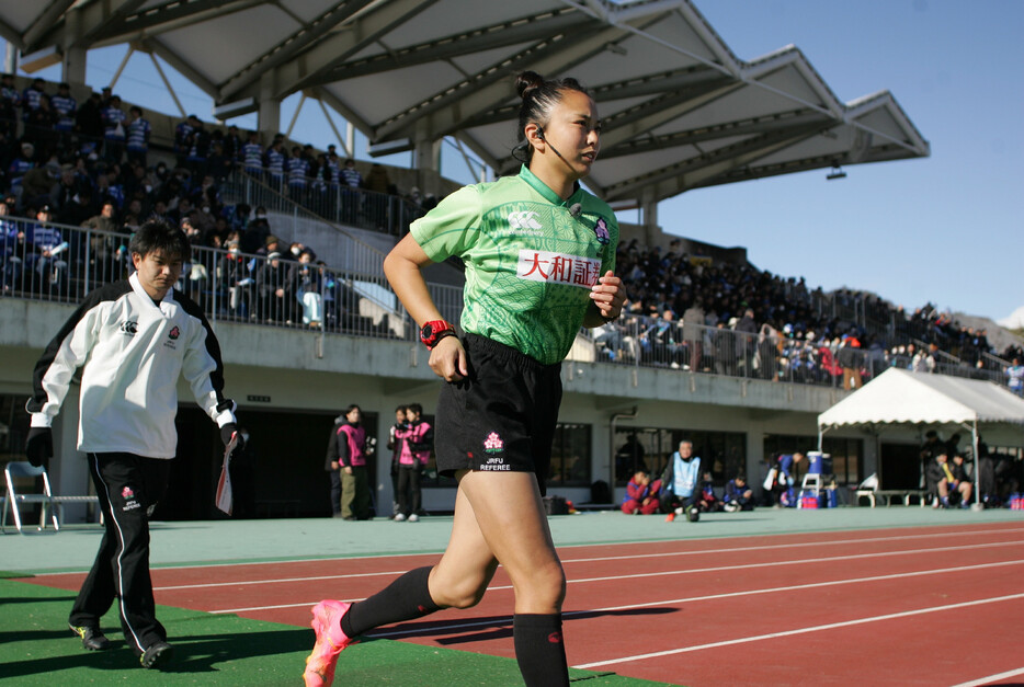 ラグビー・リーグワンの桑井亜乃審判員が２２日、３部開幕節の狭山―昭島で主審を務めた。過去のトップリーグや全国社会人大会を含めた国内トップレベルの男子１５人制で、女性が主審を担うのは初。