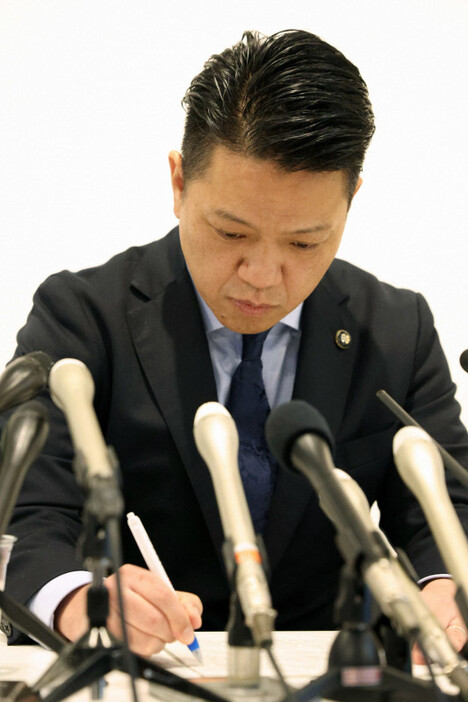 記者会見を前に厳しい表情でメモを取る大阪府岸和田市の永野耕平市長＝大阪府岸和田市で2024年12月24日午後2時53分、西村剛撮影