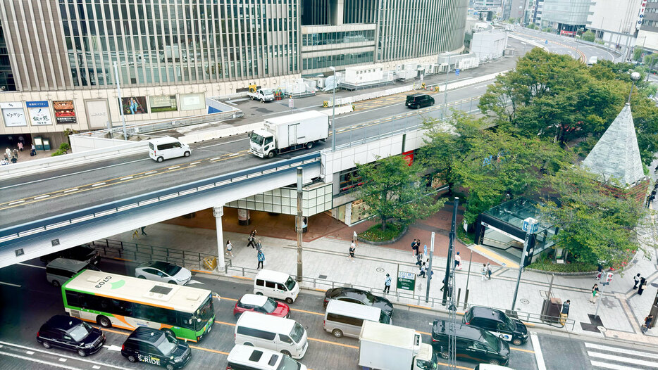 銀座を通る高架道路「KK線（東京高速道路）」。東急プラザ銀座より撮影