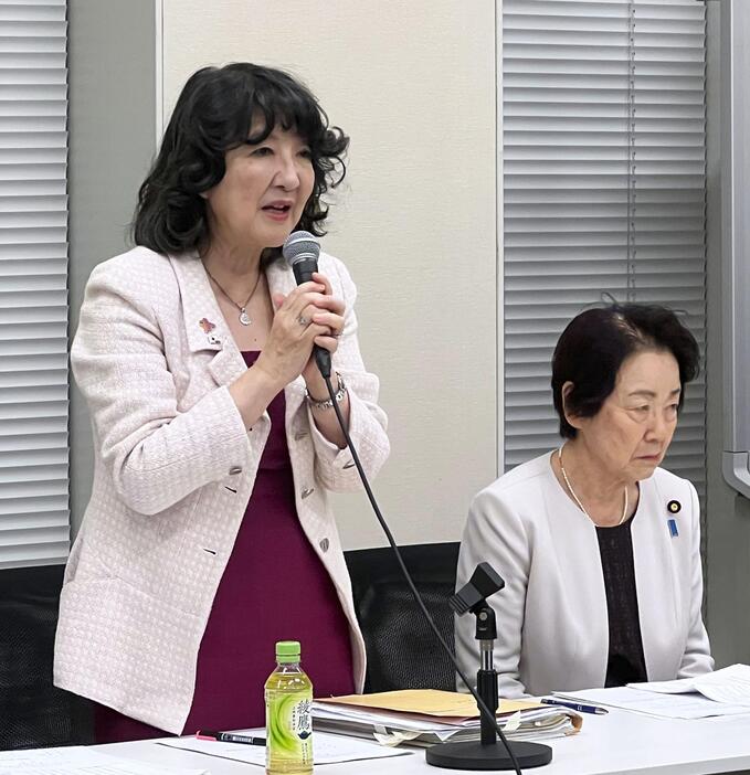 国会内で開かれた「全ての女性の安心・安全と女子スポーツの公平性等を守る議員連盟」の総会であいさつする共同代表の片山さつき氏（左）＝19日午後