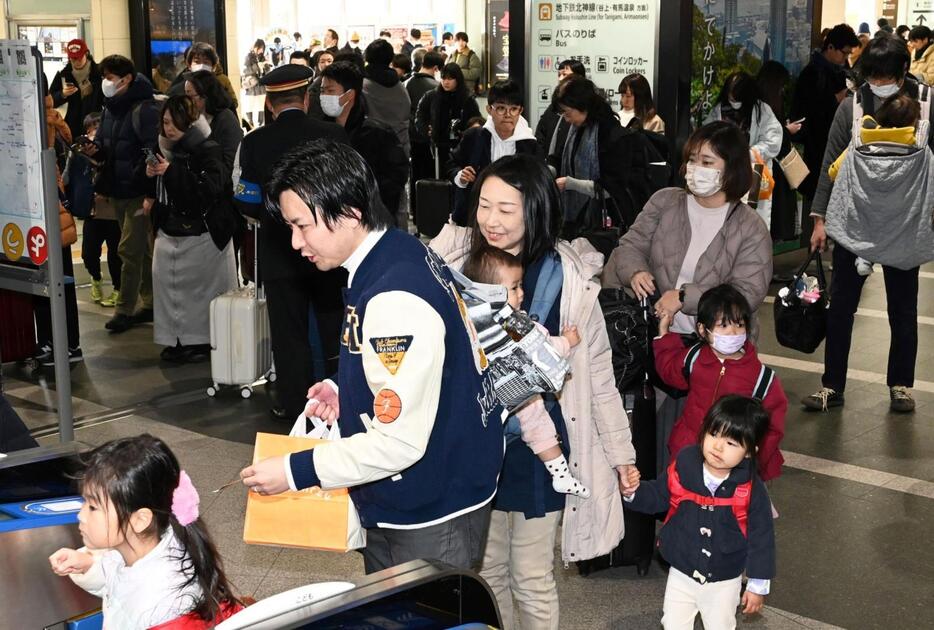 帰省ラッシュと一時運転見合わせが重なり、混雑するＪＲ新神戸駅＝２８日午前、神戸市中央区（撮影・斎藤雅志）