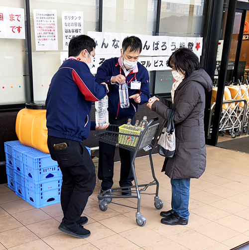 断水地域に生活水を配布したアルビス