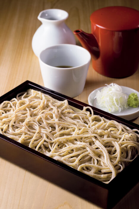 『作州庵（さくしゅうあん）』せいろそば　1210円　粗挽きした会津産と細挽きの福井の在来種を使って二八で打ち上げる