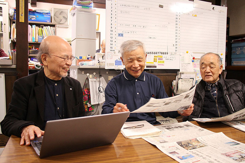 被団協のノーベル平和賞受賞を喜ぶしらさぎ会の（左から）高橋溥さん、佐伯博行さん、柳内潔さん＝11日午後、蕨市