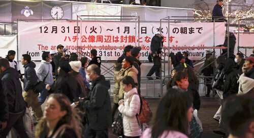 仮囲いが設置され立ち入りができなくなったＪＲ渋谷駅前（３１日午後７時３１分、東京都渋谷区で）＝片岡航希撮影