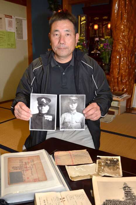 太平洋戦争で戦死した２人の伯父の遺影を掲げる岩崎昌弘さん＝１１月３０日、鹿児島市西俣町