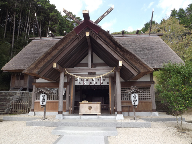 茅葺き屋根が目を引く拝殿