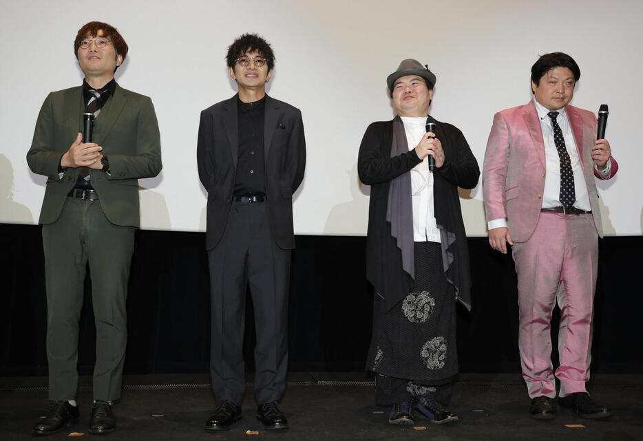 映画「くすぶりの狂騒曲」舞台あいさつを行う、左から大波康平、和田正人、駒木根隆介、安部浩章（撮影・中島郁夫）