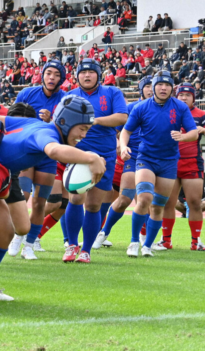 花園に向けた長崎県予選の決勝で先発し、献身的なプレーで優勝に貢献した多喜田愛音選手（右手前）＝長崎市で2024年11月23日、百田梨花撮影