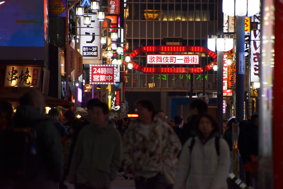 ホストクラブが集中する東京・歌舞伎町＝１４日、東京都新宿区