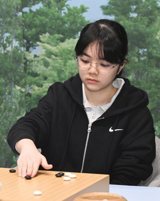 韓国の第8回女流棋聖戦決勝3番勝負の第2局に挑む仲邑菫三段＝9日、ソウル（共同）